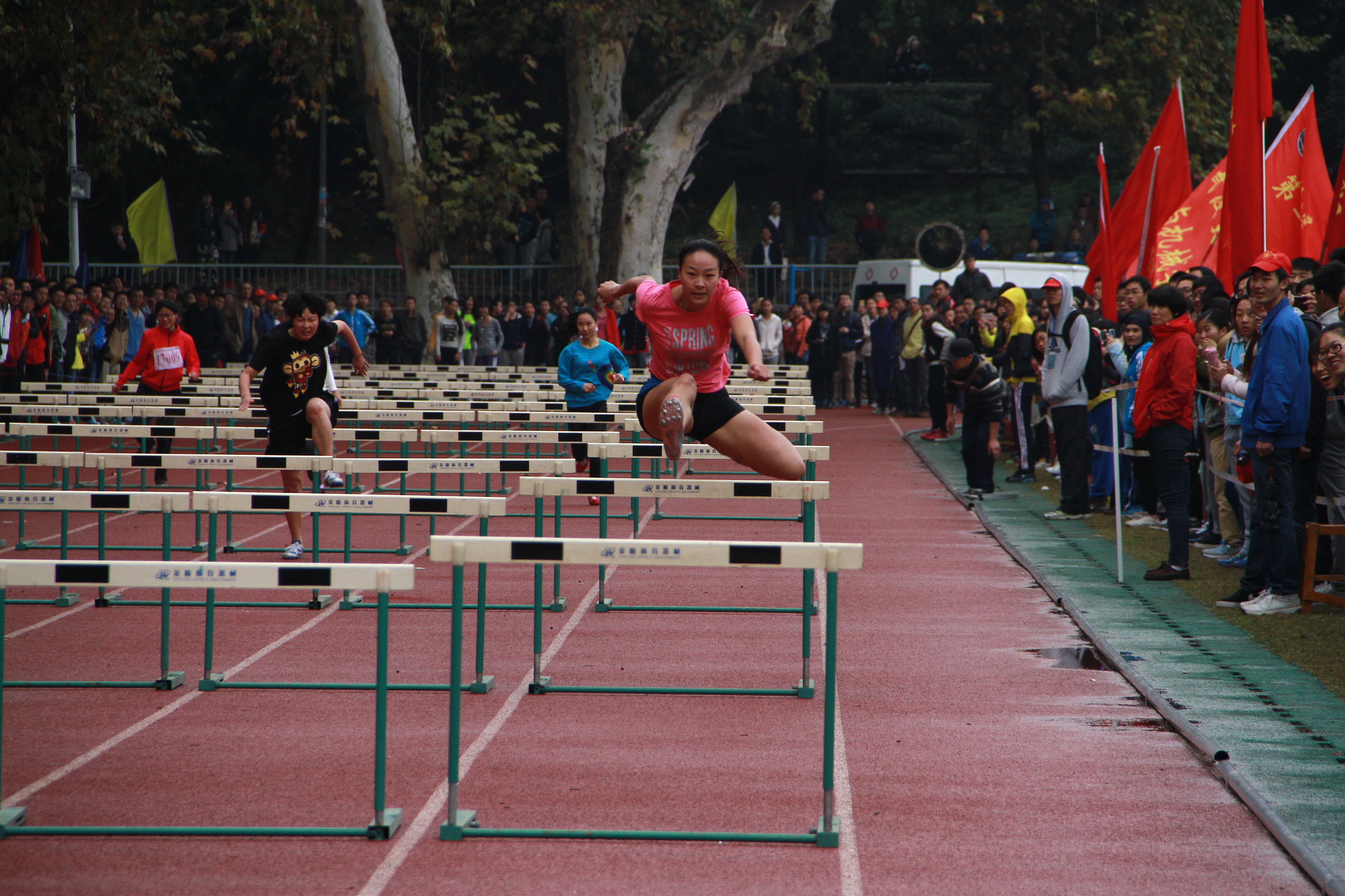 彭宏宇打破校运会110米女栏记录.JPG